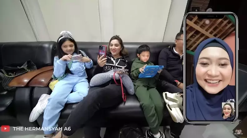 Ashanty kondangan ke pengasuh Arsy © YouTube