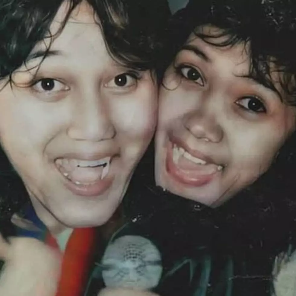Wanita yang peluk Nike Ardilla ini ternyata rocker legend, meninggal di usia 21 tahun sebab sakit maag