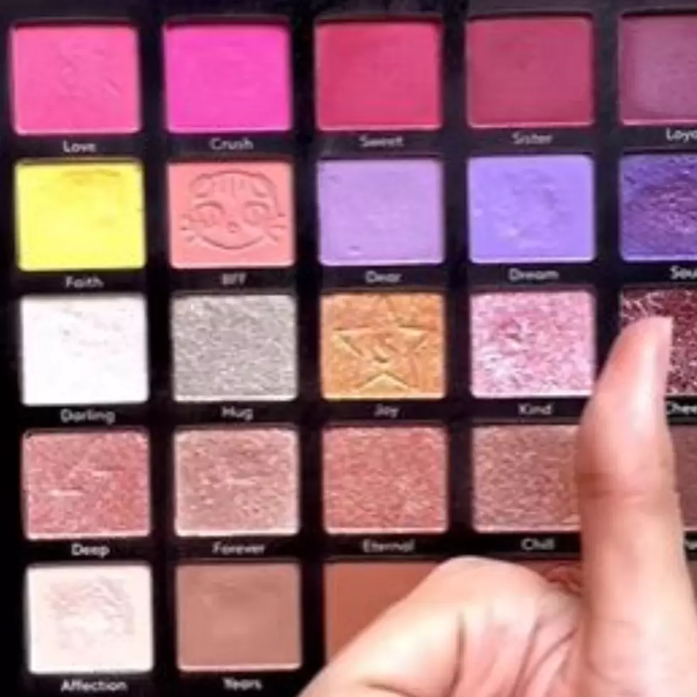 Bukan dibersihkan satu persatu, trik wanita atasi palet eyeshadow kotor ini cuma pakai 1 alat rumahan