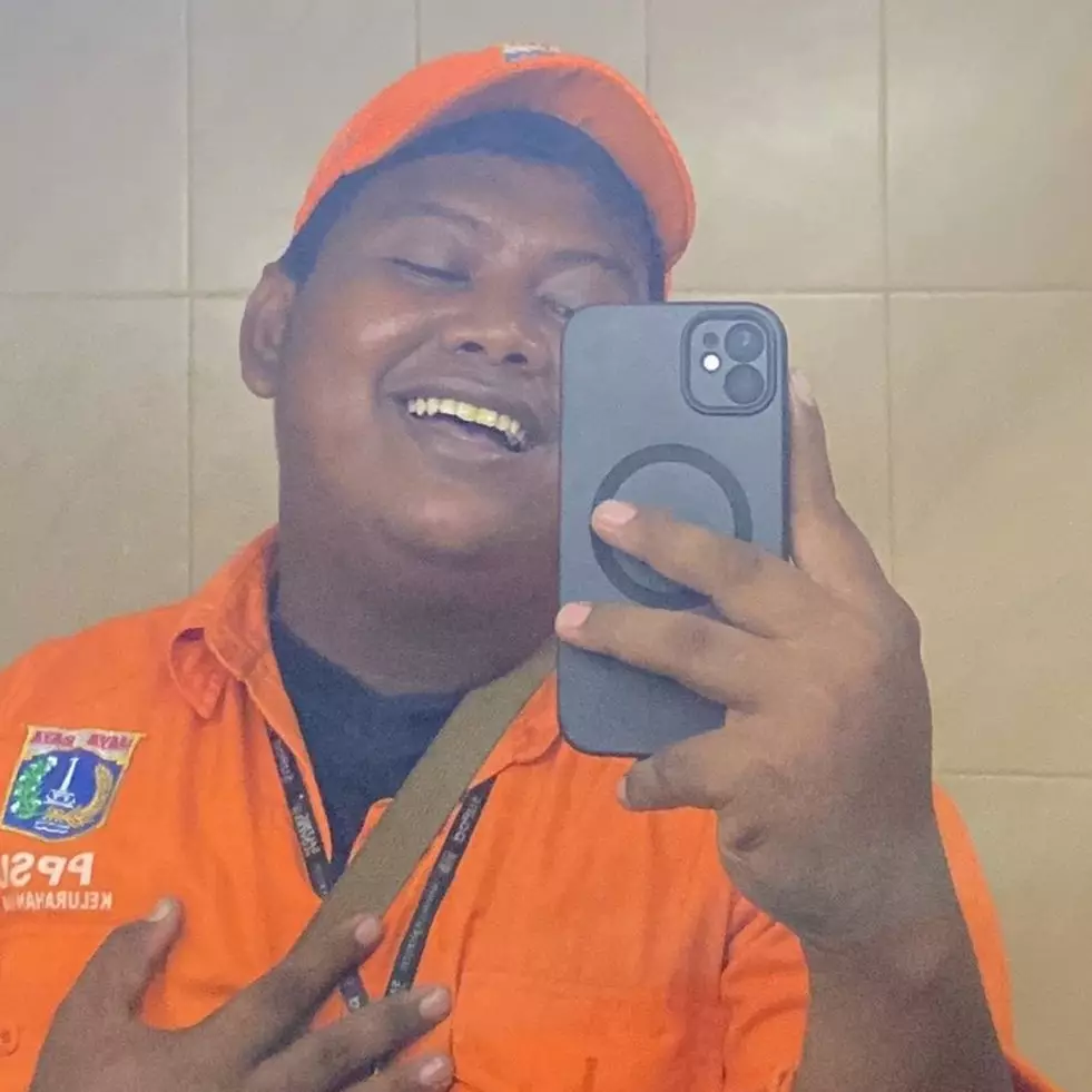 Kisah tukang sapu dicibir gegara pakai iPhone, ungkap perjuangan kejar paket C hingga jadi kreator