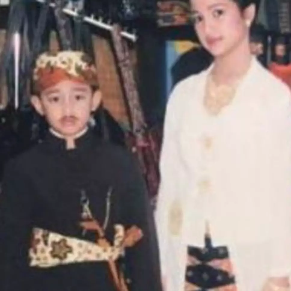 Dulu digaji Rp 30 ribu, bocah berkumis pakai baju adat bareng Chacha Frederica kini jadi bos skincare