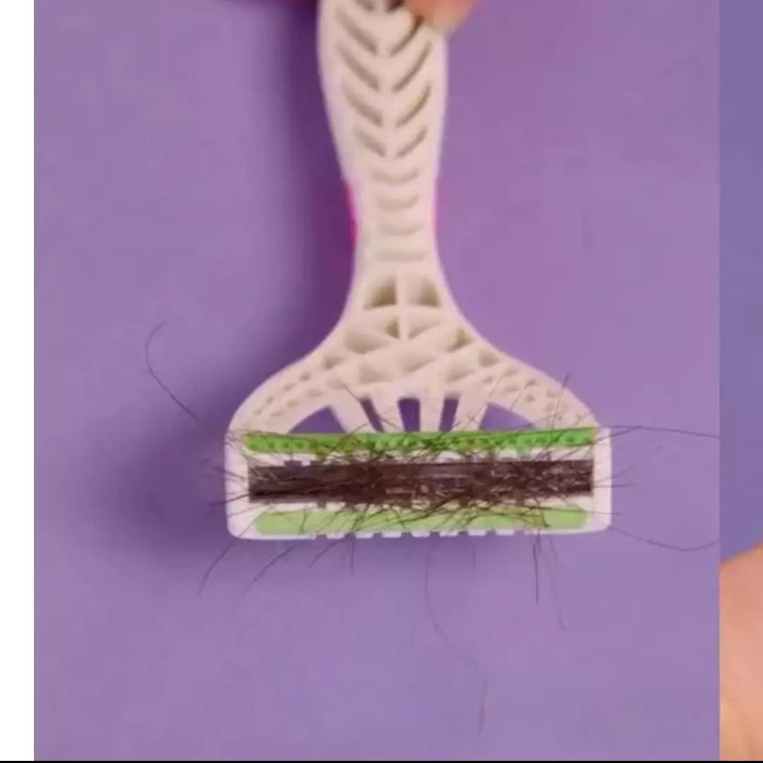 Bebas potensi luka, ini trik bersihkan pisau cukur penuh rambut menempel pakai 1 alat perekat