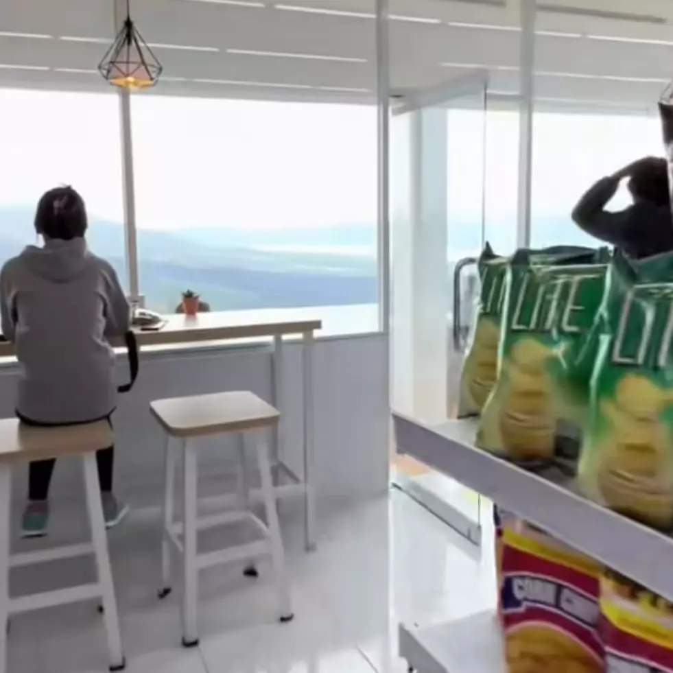 7 Potret minimarket di Bali dengan view panorama alam mahal, bikin pembeli betah jajan sembari healing