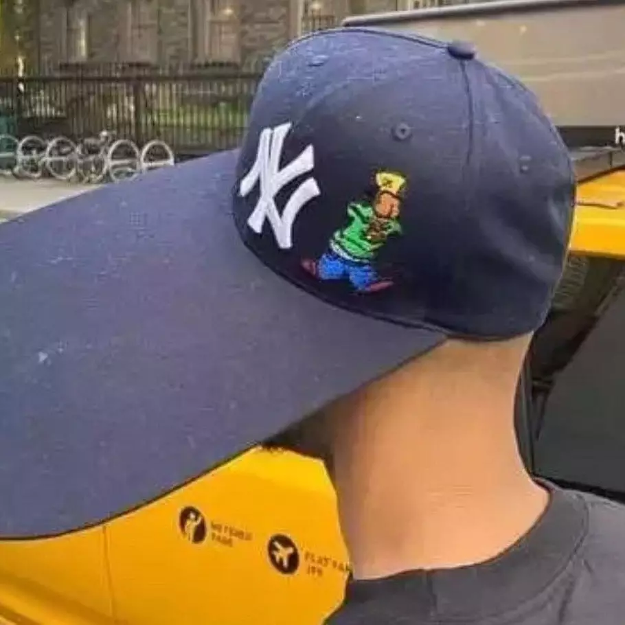 Hormon pede sedang melejit, 11 potret kocak orang pakai topi pengin stylish tapi malah bikin ilfeel