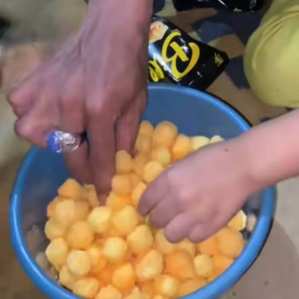 Sengaja beli banyak, momen keluarga dapat hadiah uang tunai saat buka jajanan ini auto balik modal