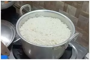 Tanpa metode siram, cara menanak nasi di panci ala wanita ini simpel dan hasilnya matang sempurna