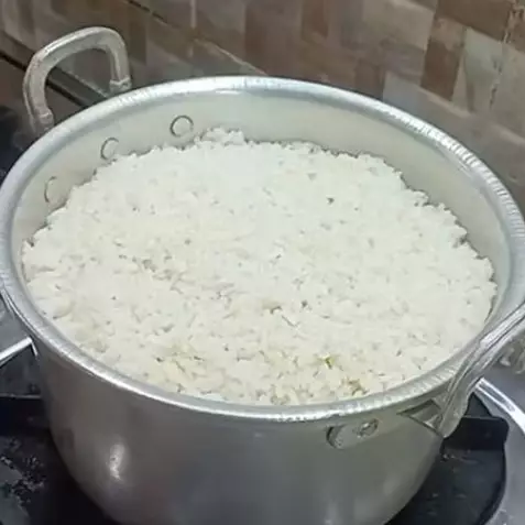 Tanpa metode siram, cara menanak nasi di panci ala wanita ini simpel dan hasilnya matang sempurna