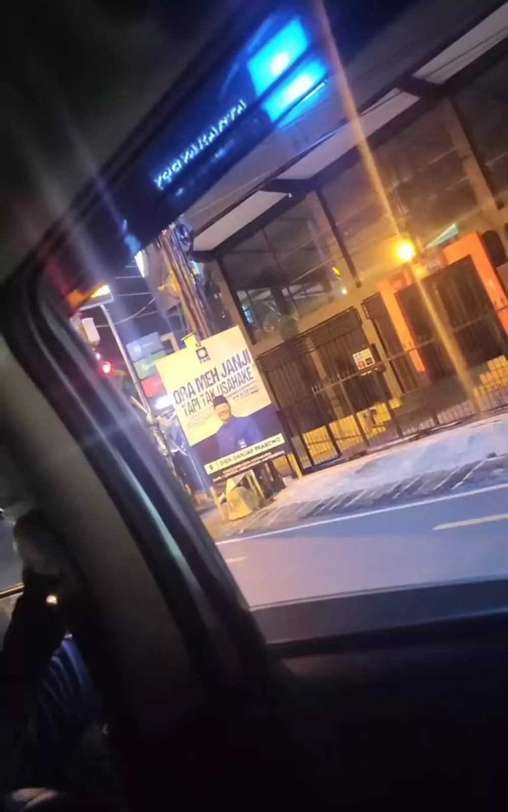 baliho caleg bikin salah fokus © TikTok baliho caleg bikin salah fokus © TikTok