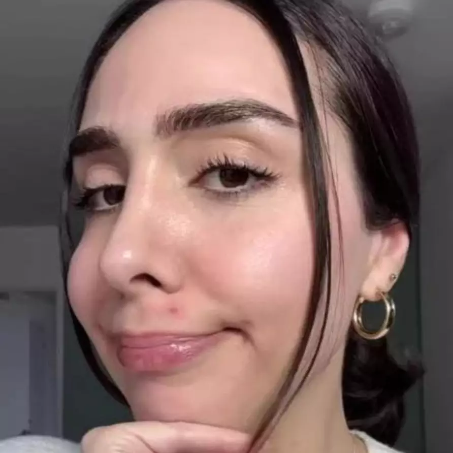 Tanpa color corrector, trik wanita tutupi jerawat kemerahan pakai 2 alat makeup ini hasilnya flawless