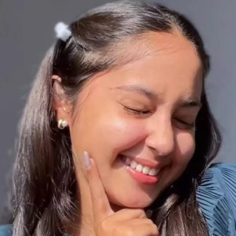 Tanpa eye cream, intip trik wanita ini pudarkan mata panda pakai pad dari 1 jenis minuman