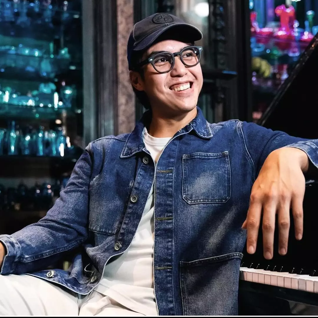 Tinggal di rumah bak museum, 11 potret kamar pribadi El Rumi style klasik dengan view perpustakaan