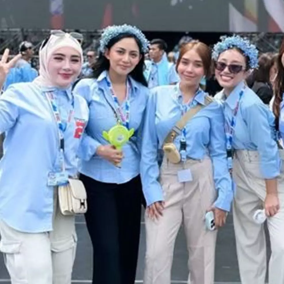 Totalitas beri dukungan, begini adu gaya 7 seleb di kampanye pasangan Anies-Imin dan Prabowo-Gibran