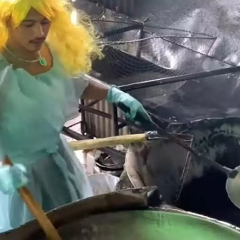 11 Potret kocak outfit orang saat bekerja ini nggak nyambung blas dengan pekerjaannya, nyeleneh abis