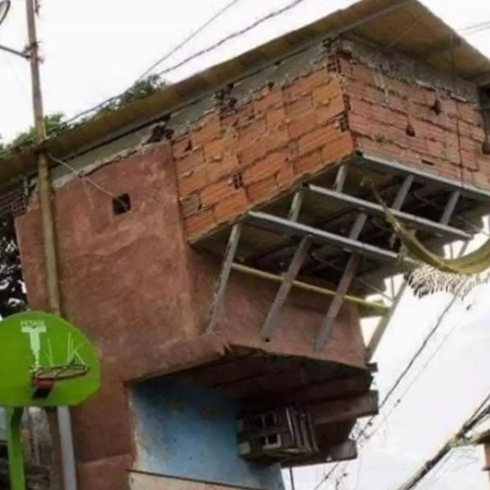 11 Potret kocak bangunan bertingkat ini bentuknya bikin bertanya-tanya, arsiteknya siapa ya?