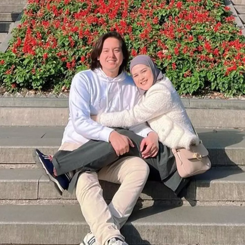 7 Momen Cut Meyriska ikut rayakan Imlek bareng keluarga Roger Danuarta, kebersamaannya bikin adem