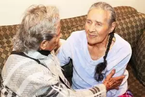 Terpisah 81 tahun, momen pertemuan saudara kembar di usia senja ini bikin haru