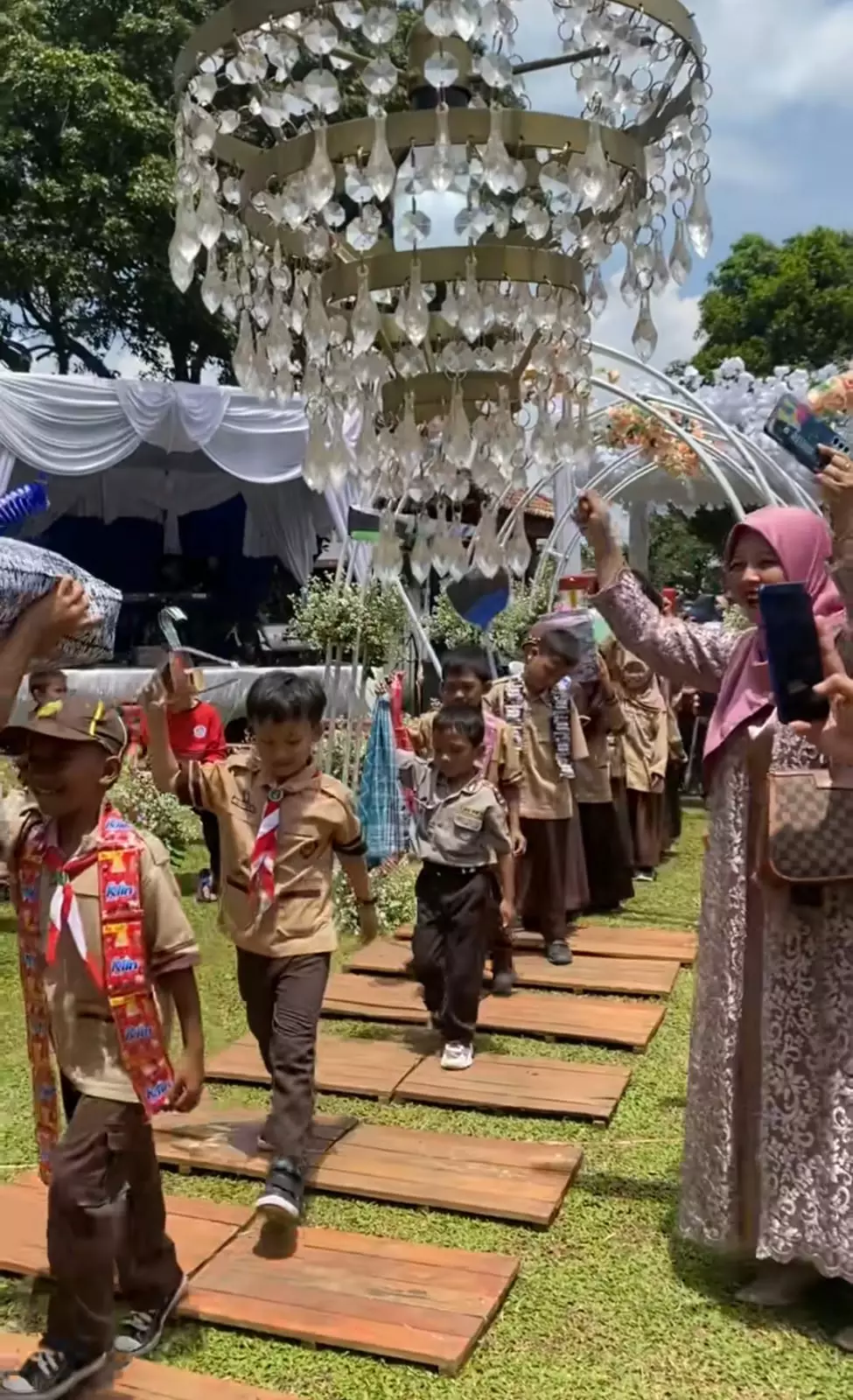 nikah guru dihadiri murid © TikTok nikah guru dihadiri murid © TikTok