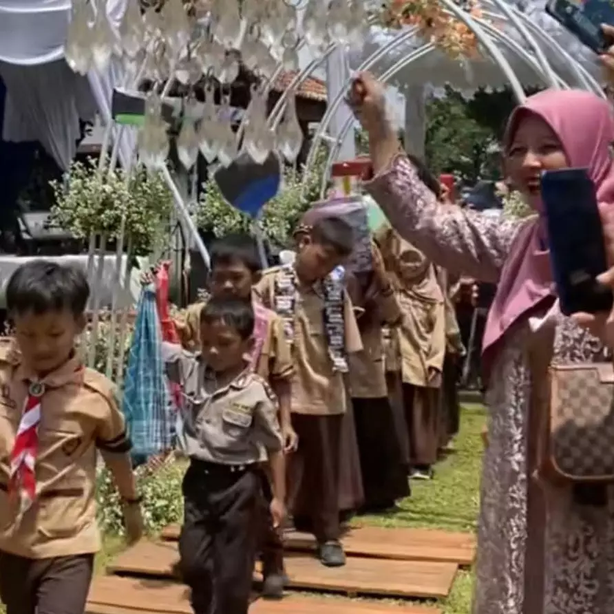 Definisi guru idaman, momen murid beri hadiah pernikahan tak biasa untuk gurunya ini tuai sorotan