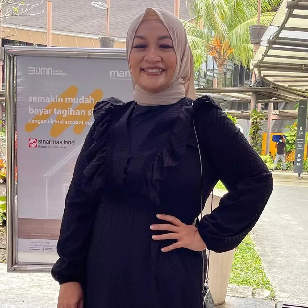 Dibuat oleh Natalie Sarah, 11 potret dapur milik Tike Priatnakusumah ini dilengkapi sink canggih