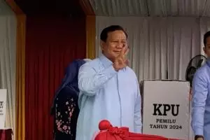 Momen Prabowo becek-becekan untuk nyoblos di TPS, saking semangat pamer dua jari bertinta
