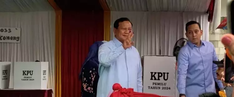 Momen Prabowo becek-becekan untuk nyoblos di TPS, saking semangat pamer dua jari bertinta