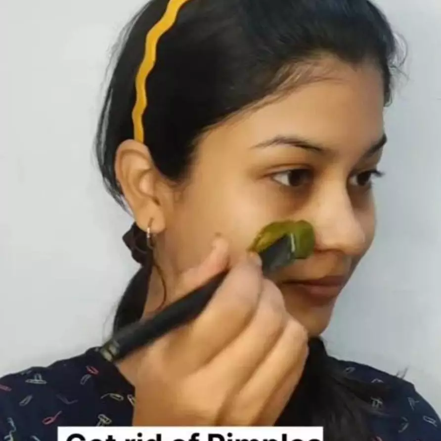 Tak pakai obat totol, intip trik selebgram ini bikin pori bersih bebas jerawat dengan 1 jenis daun