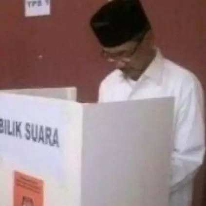 11 Meme lucu alasan lama di bilik suara ini bikin tepuk jidat, imajinasinya kelewat absurd