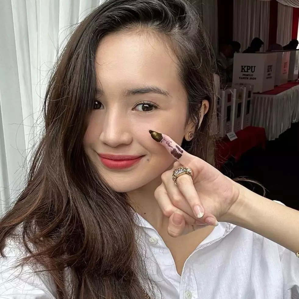 Potret 11 seleb pertama kali ikutan nyoblos Pemilu, Azizah Salsha pede tampil polosan ke TPS