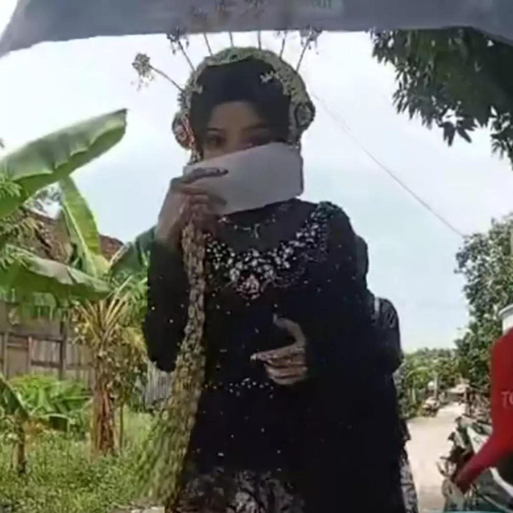 Tinggalkan resepsi demi nyoblos, wanita datang ke TPS dengan kostum pengantin ini tuai sorotan