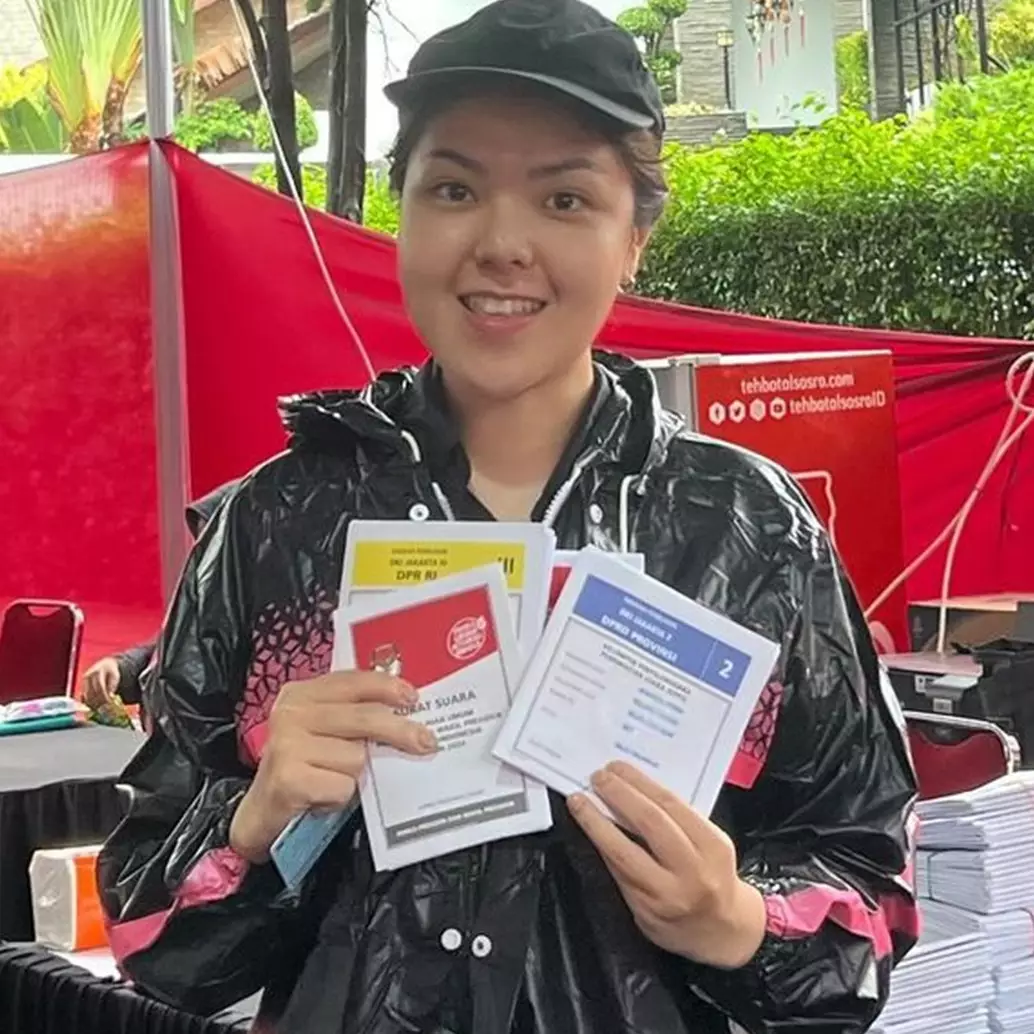 Tetap bertugas pantau banjir kawasan Kelapa Gading di tengah Pemilu 2024, aksi Tina Toon tuai pujian