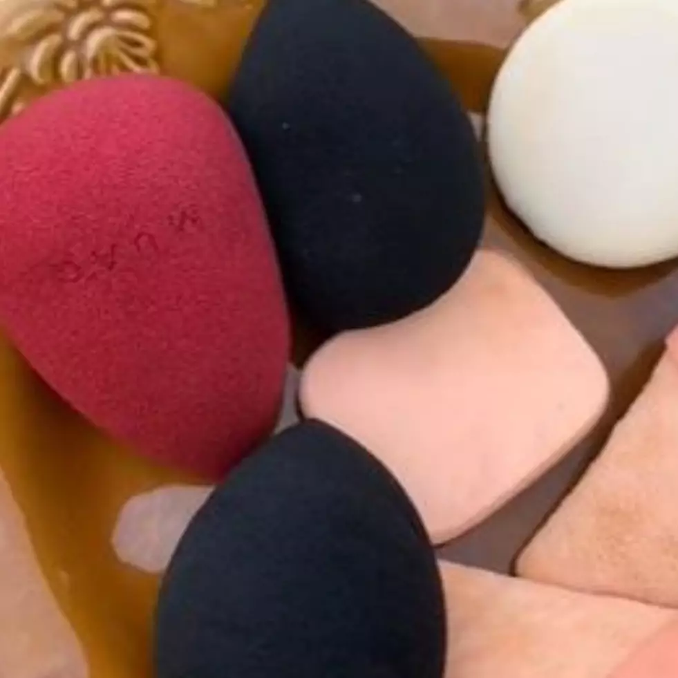 Tanpa pakai minyak zaitun, trik MUA bersihkan spons makeup kotor ini simpel cuma 1 langkah