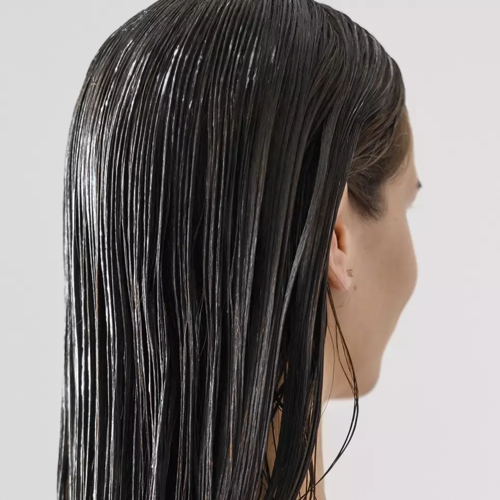 Bukan langsung dioles, trik beauty vlogger pakai kondisioner yang benar ini bikin rambut lebih lembut