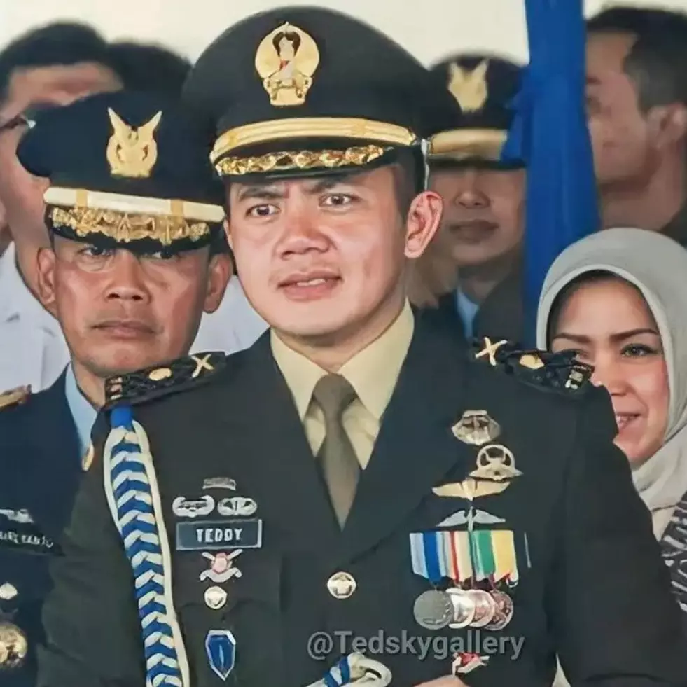 Pesonanya dibandingkan dengan Agus Yudhoyono, intip 11 potret lawas Mayor Teddy yang unyu abis