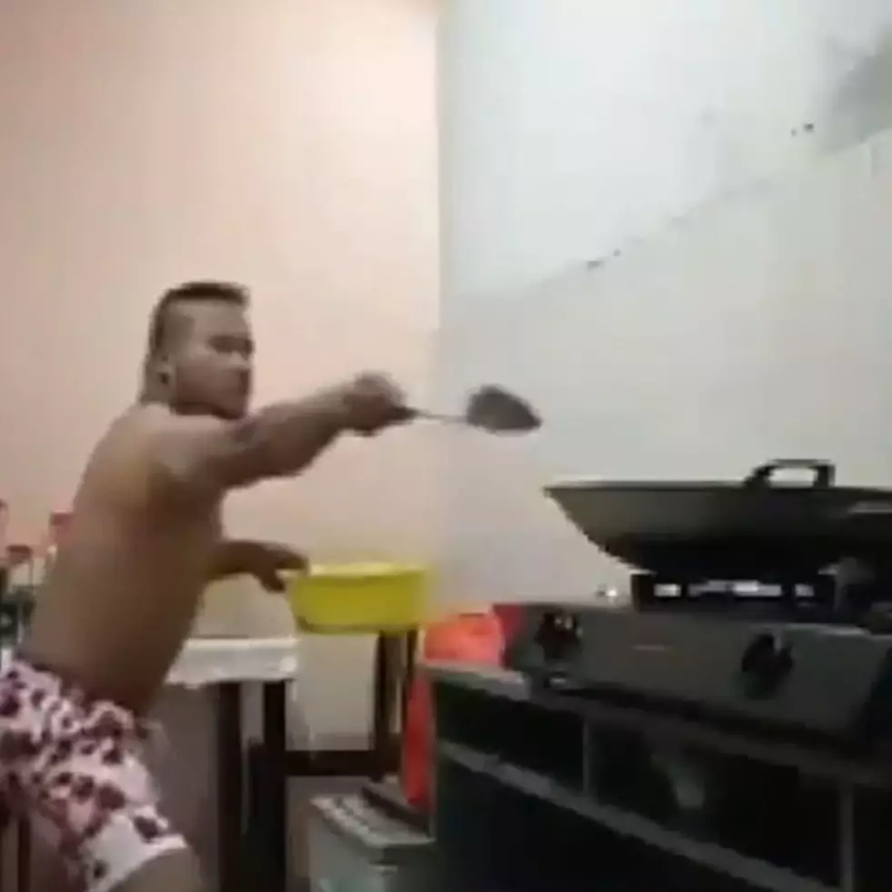 Absurdnya tak terbendung, 45 Potret kocak gaya orang masak kelewat nyeleneh ini bikin tepuk jidat