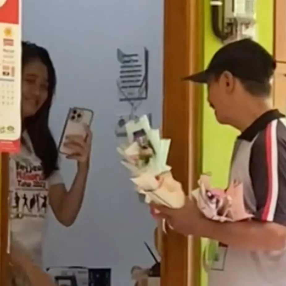 Momen sweet bapak penjaga kos keliling kamar bagikan hadiah Valentine, ekspresinya jadi sorotan