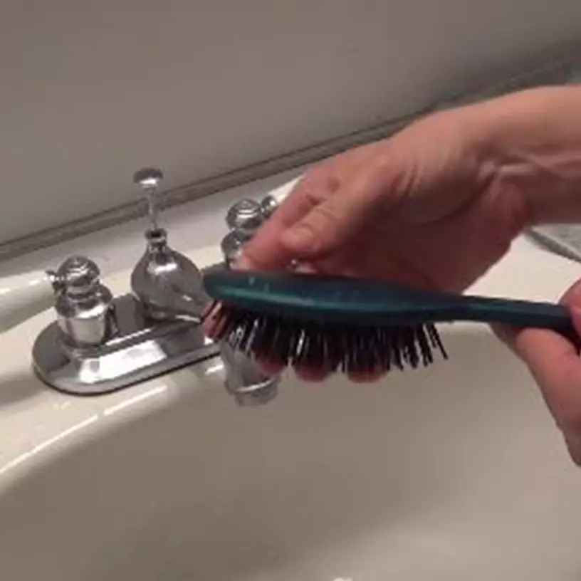 Bukan direndam air sabun, ini trik bersihkan sisir kotor penuh rambut rontok pakai 1 alat sederhana