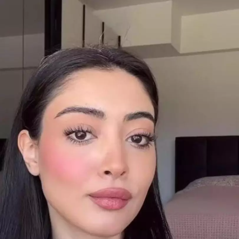 Tanpa alat bantu apapun, ikuti cara aplikasi blush ala MUA ini agar wajah tampak tirus dan terangkat
