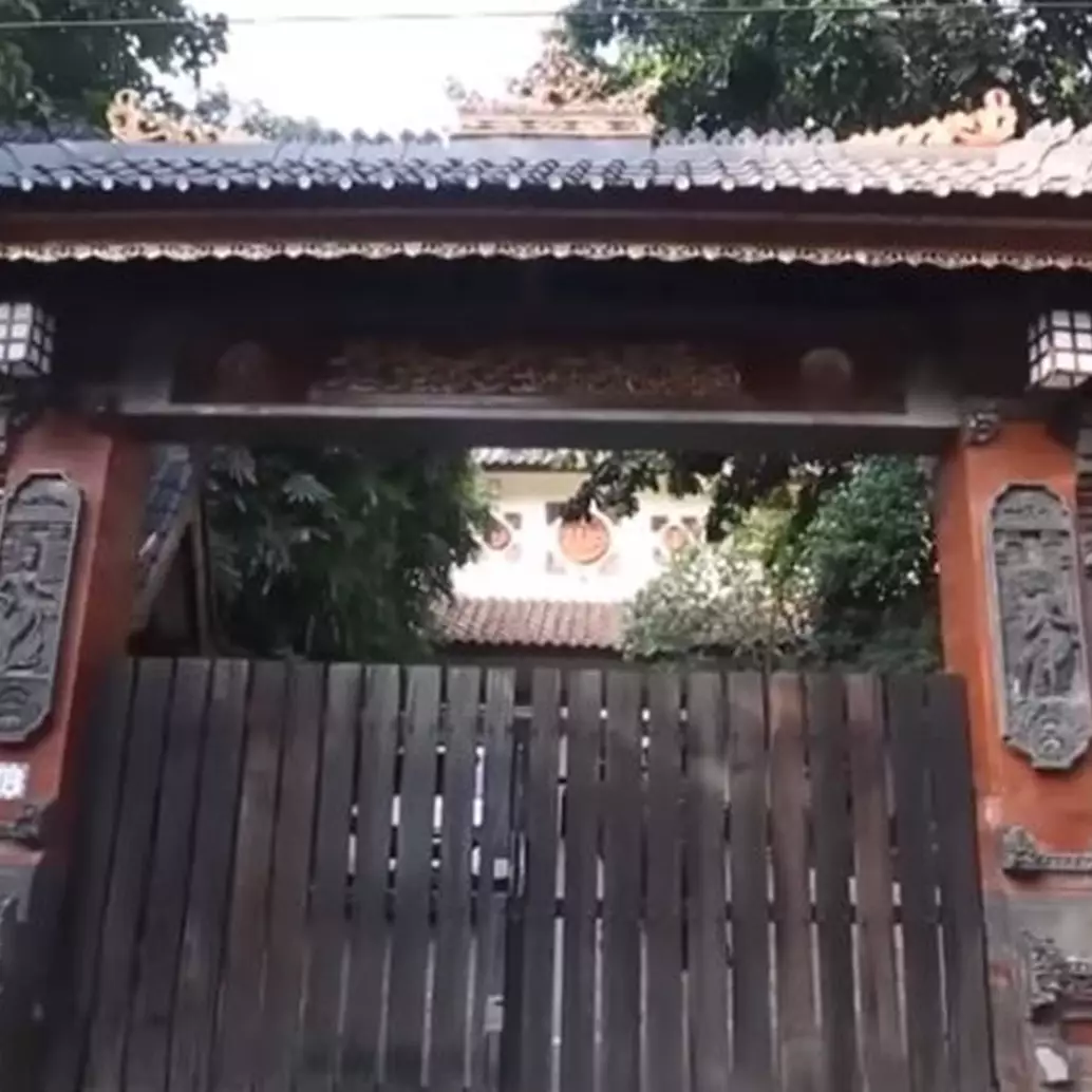 9 Potret rumah Yusril Ihza Mahendra ini unik bak kastil China, banyak pajangan patung