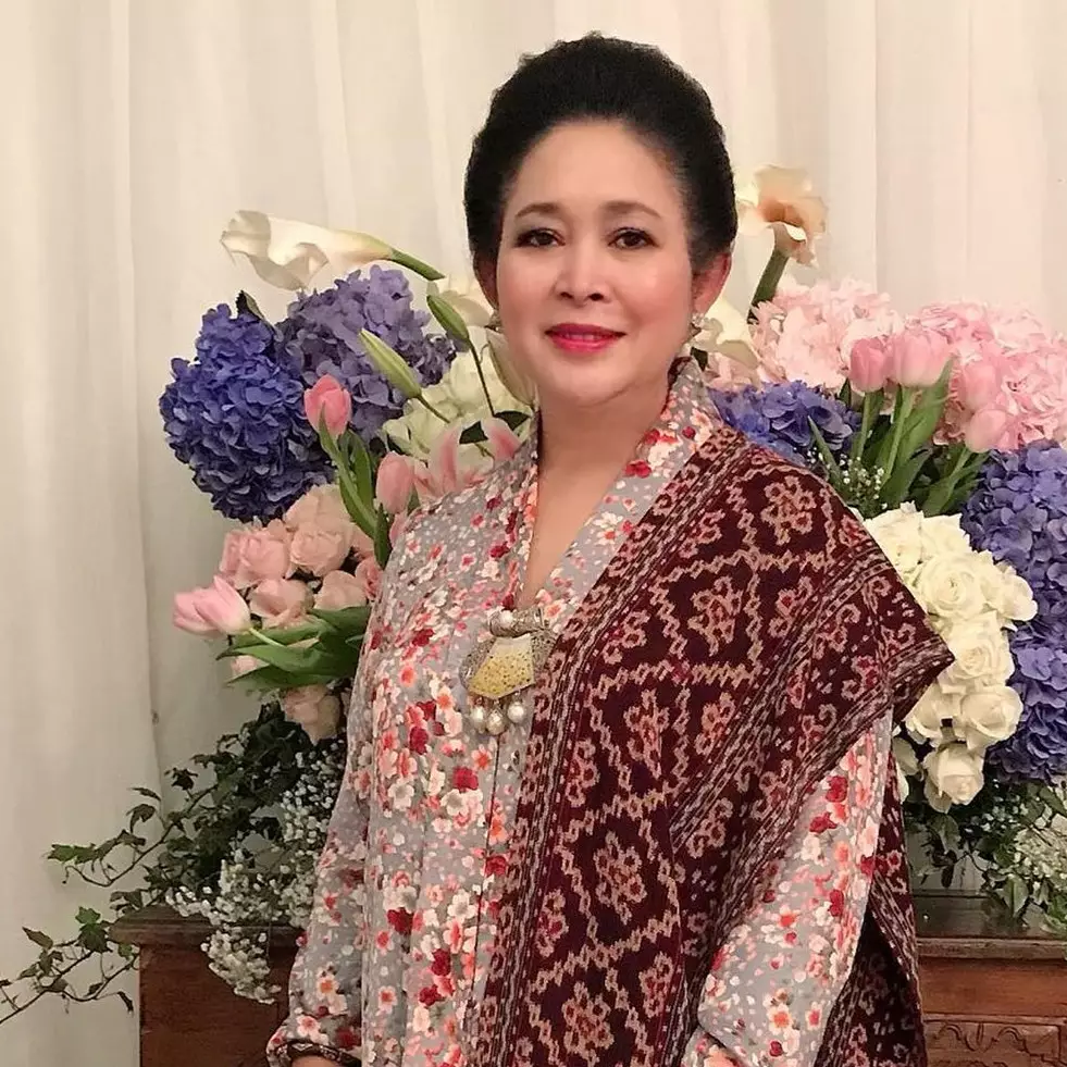 Tampil kompak di Istora Senayan, ini 11 potret beda gaya Titiek Soeharto dan Selvi Ananda