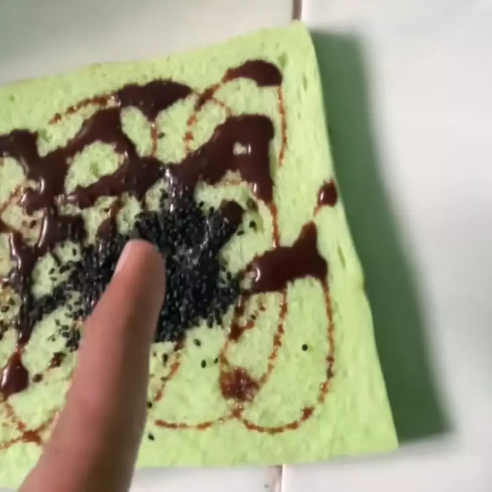 Akibat kurang fokus, pria ini campurkan topping tak terduga ke roti yang hasilnya bikin eneg