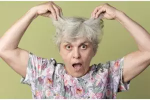 Hitamnya pekat disangka semir, ini trik menghilangkan rambut beruban hanya pakai 1 bumbu dapur