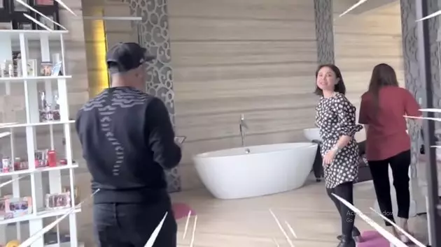 Kamar mandi mewah Momo Geisha © YouTube