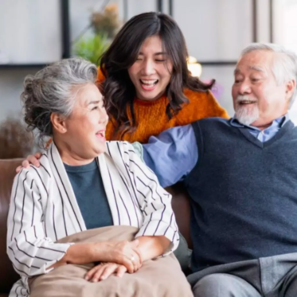 10 Cara menjaga komunikasi dengan orang tua, penting agar nggak ada gap dengan anak