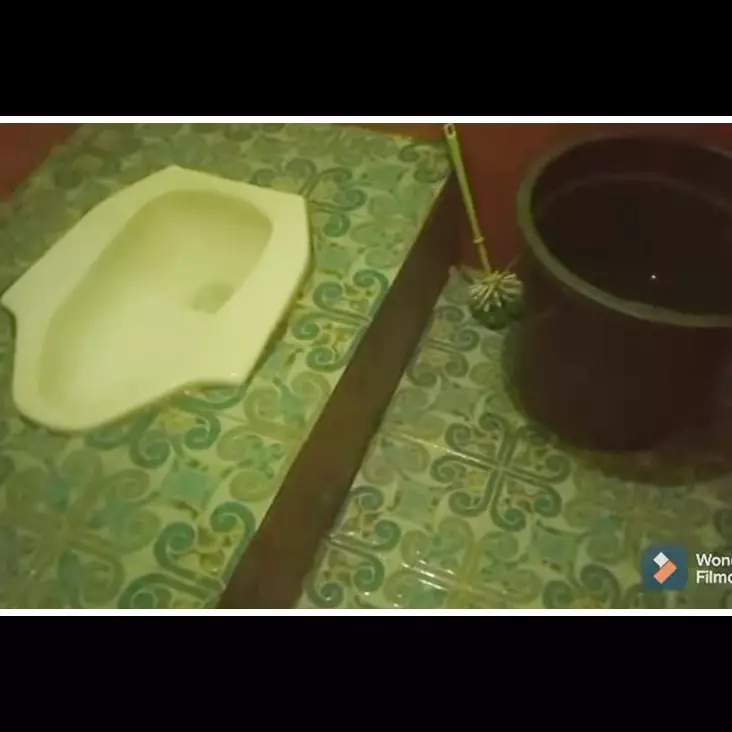 Tanpa kapur barus, ini cara cepat menghilangkan bau pesing di kamar mandi cuma pakai 2 bahan dapur