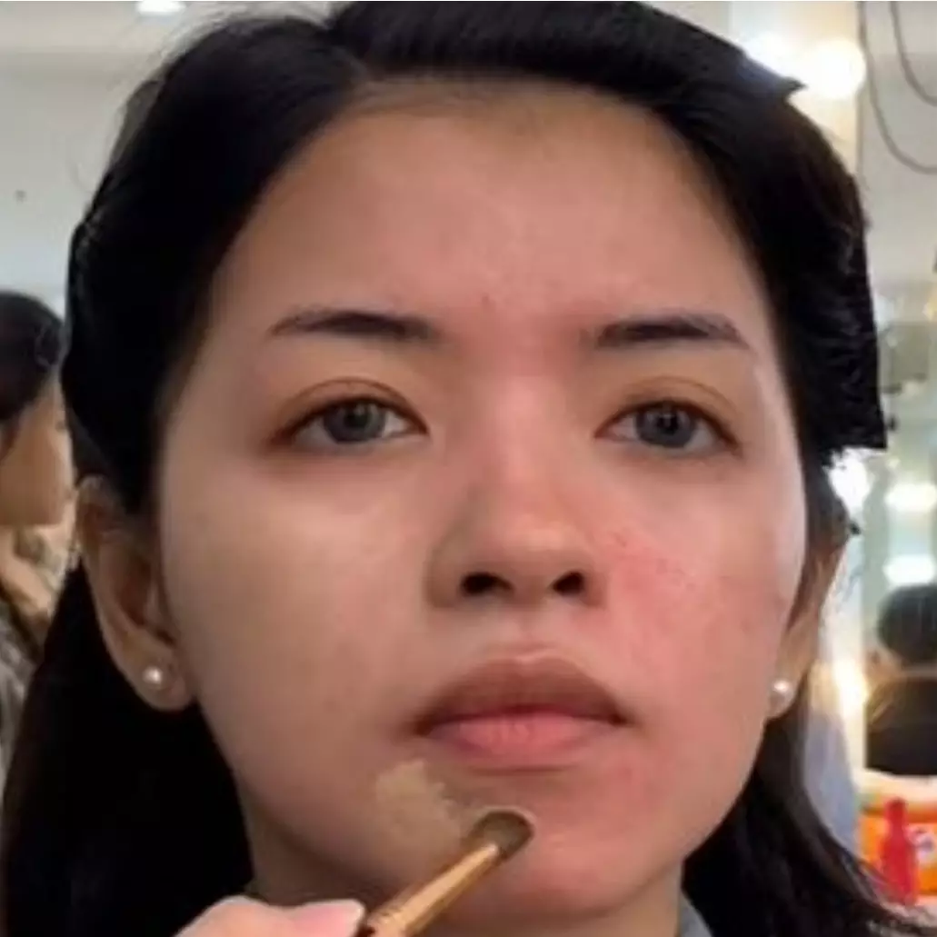 Transformasi makeup wanita wajah kemerahan karena iritasi ini hasilnya mulus tanpa terlihat dempul
