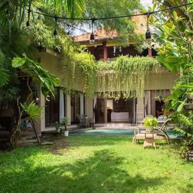 Tinggal di Bali rumahnya khas ala pedesaan, ini 9 potret area outdoor Happy Salma kental nuansa etnik