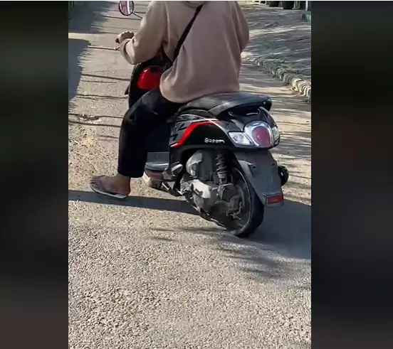 The moment a man was determined to take a motorbike even though the tire was punctured shocked viewers on TikTok
