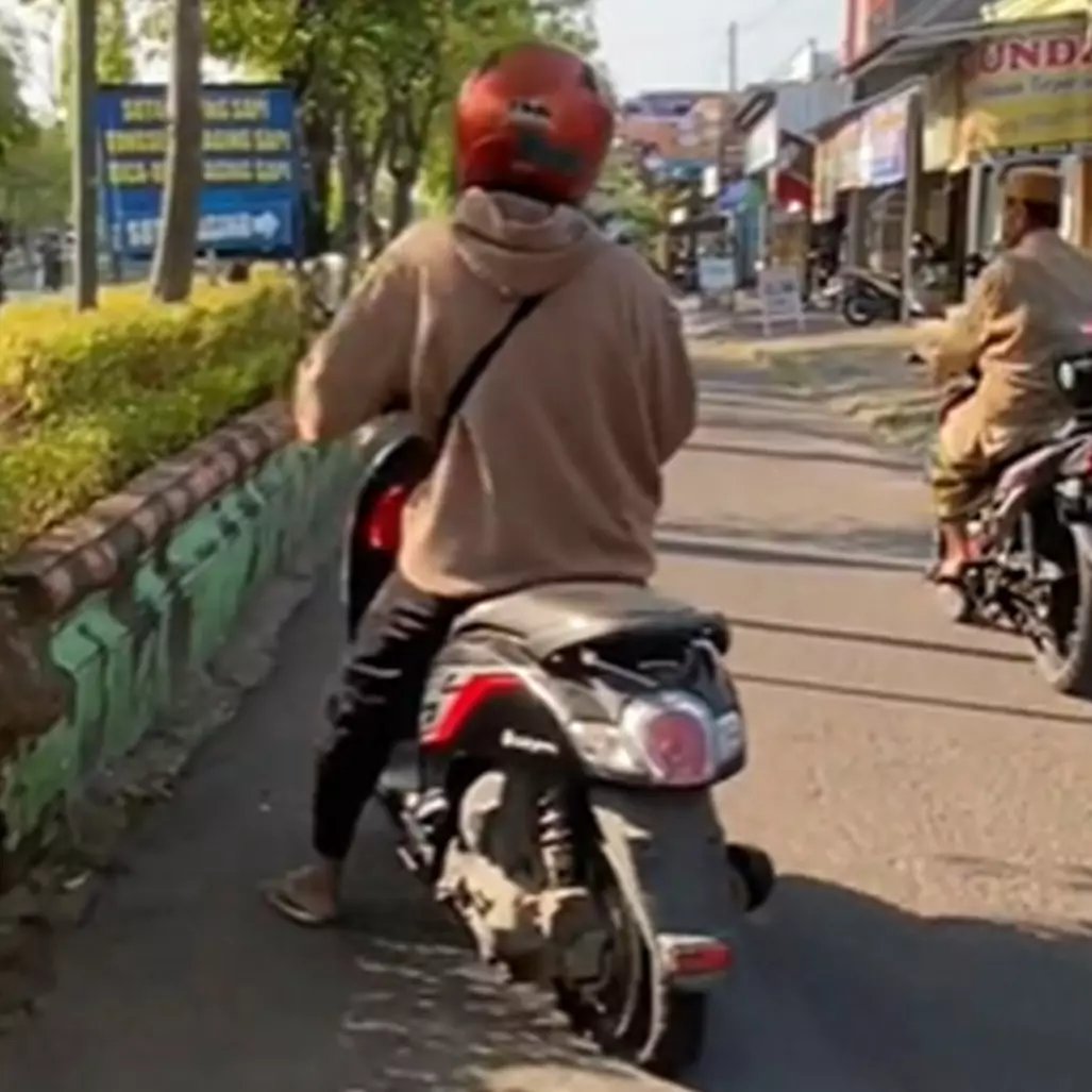 Kelakuan warga +62 emang di luar nalar, momen pria tetap bawa motor meski bannya bocor bikin heran
