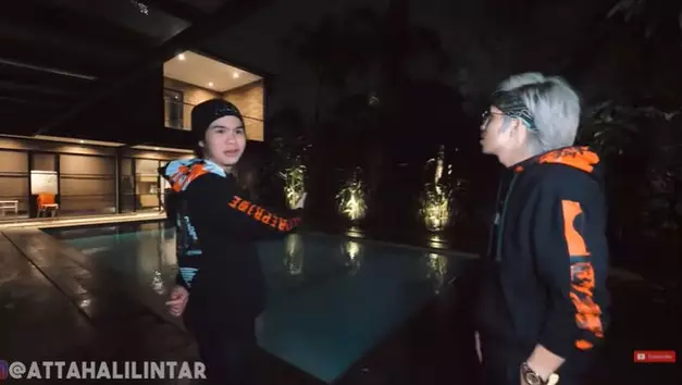 kamar Dul Jaelani penuh koran bekas © YouTube