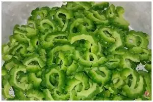 Tanpa diremas cuka, trik emak-emak hilangkan rasa pahit pada pare ini cuma butuh 1 bahan dapur